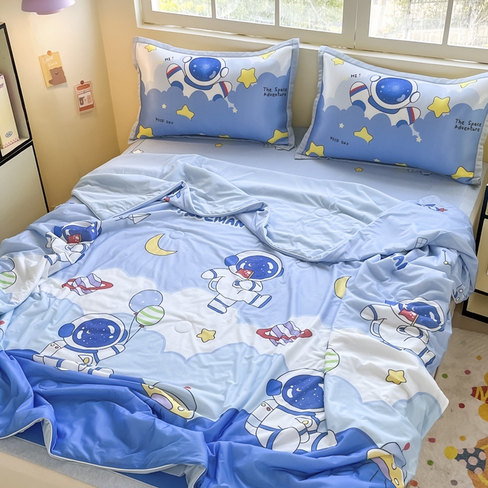 91家纺网 家纺一手货源 找家纺 博雅 2025新款A类大版数码印花冰丝凉席可组合凉感丝夏被-宇航员 太空漫步