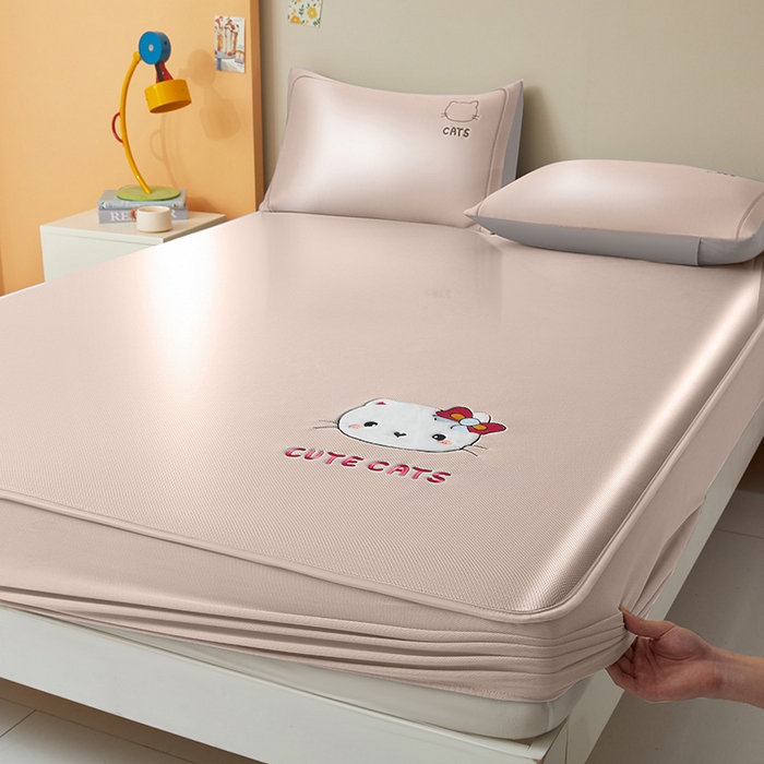 91家纺网 家纺一手货源 找家纺 全季家居 2025新款5A抗菌碳光卡通贴布系列冰丝席 床笠款-胖脸猫咪-淡粉