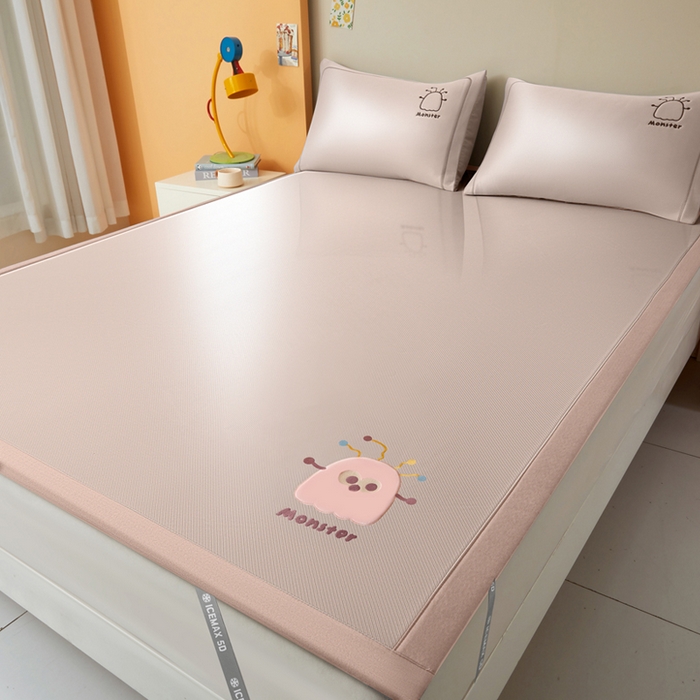 91家纺网 家纺一手货源 找家纺 全季家居 2025新款5A抗菌碳光卡通贴布系列冰丝席 床席款-快乐精灵-淡粉