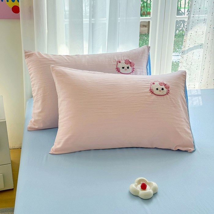 91家纺网 家纺一手货源 找家纺 优卡迪家纺馆 2025新款水洗棉毛巾绣四件套（下载文件夹包含买家秀） 草莓KT-玉粉