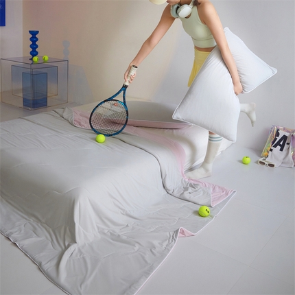 91家纺网 家纺一手货源 找家纺 （总）头等舱 2025新款4.0版凉感A类锦氨（165克）55大豆抗菌夏凉被夏被配礼盒模特图