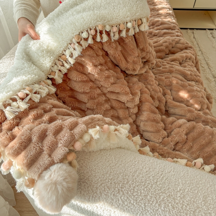 91家纺网 家纺一手货源 找家纺 潮邦创意家居 2025新款 奶芙绒流苏球毛毯 焦糖咖