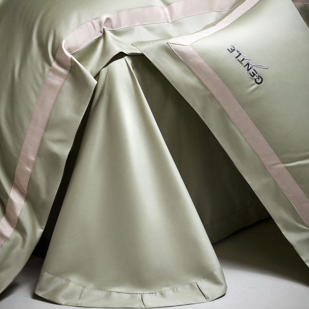 91家纺网 家纺一手货源 找家纺 佳汐蓝家纺 2025春夏新款新疆棉纯棉轻奢四件套（贴边款） 绿灰色