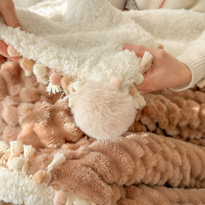 91家纺网 家纺一手货源 找家纺 潮邦创意家居 2025新款 奶芙绒流苏球毛毯 焦糖咖