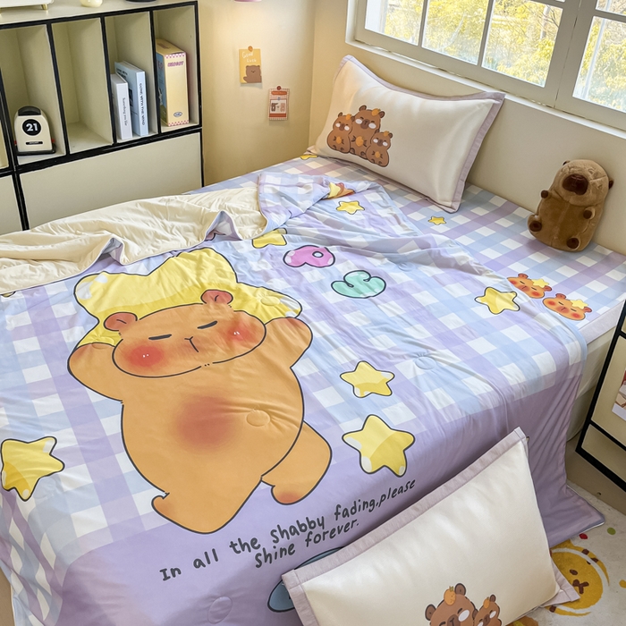 91家纺网 家纺一手货源 找家纺 博雅 2025新款A类大版数码印花冰丝凉席可组合凉感丝夏被-卡皮巴拉 星星卡皮巴拉