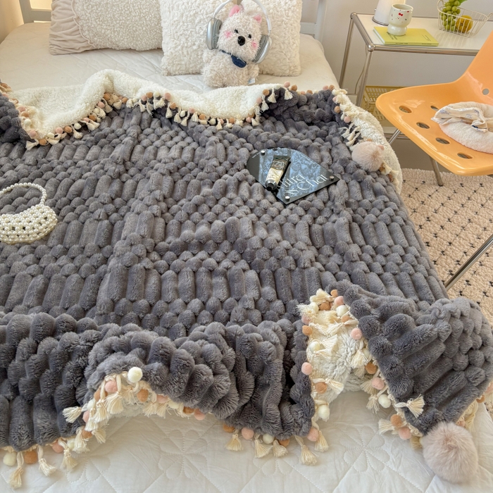 91家纺网 家纺一手货源 找家纺 潮邦创意家居 2025新款 奶芙绒流苏球毛毯 深暮灰