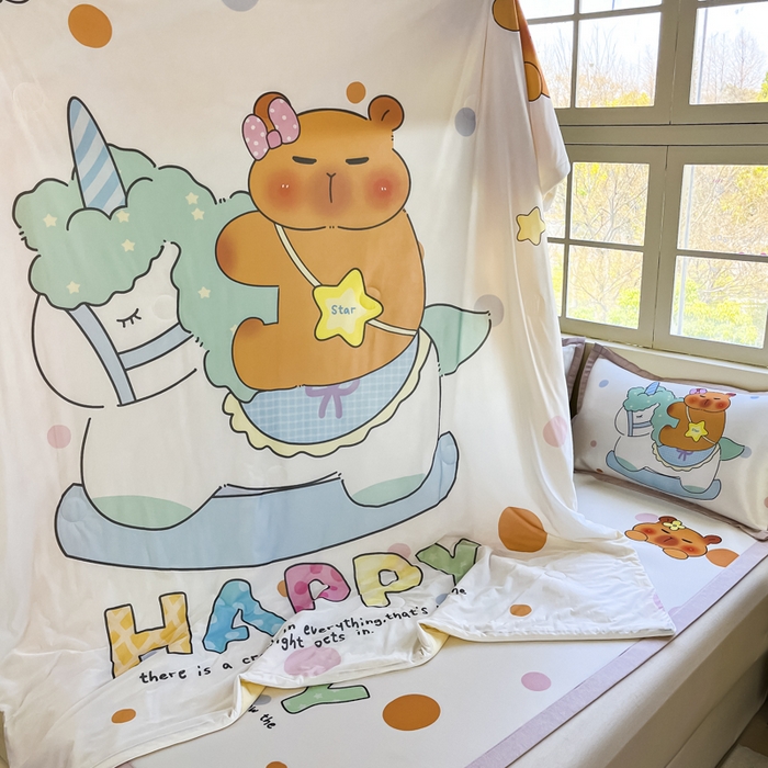 91家纺网 家纺一手货源 找家纺 博雅 2025新款A类大版数码印花冰丝凉席可组合凉感丝夏被-卡皮巴拉 木马卡皮巴拉