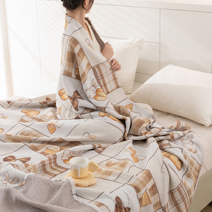 91家纺网 家纺一手货源 找家纺 乐家毛巾被（工厂自产自销） 2025春夏新款三层全棉纯棉印花毛巾被 面包兔子