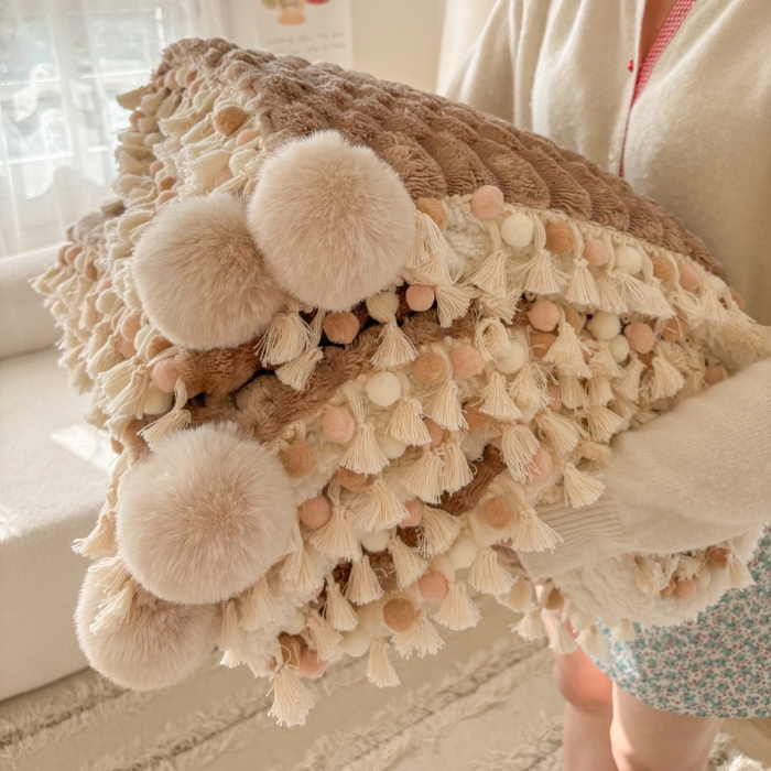 91家纺网 家纺一手货源 找家纺 潮邦创意家居 2025新款 奶芙绒流苏球毛毯 焦糖咖