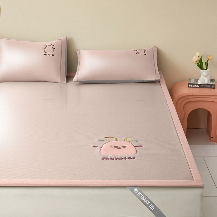 91家纺网 家纺一手货源 找家纺 全季家居 2025新款5A抗菌碳光卡通贴布系列冰丝席 床席款-快乐精灵-淡粉