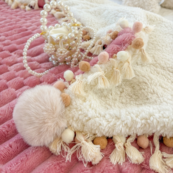 91家纺网 家纺一手货源 找家纺 潮邦创意家居 2025新款 奶芙绒流苏球毛毯 甜莓粉