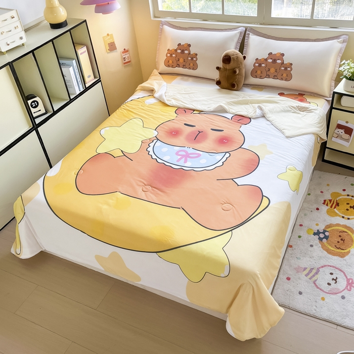 91家纺网 家纺一手货源 找家纺 博雅 2025新款A类大版数码印花冰丝凉席可组合凉感丝夏被-卡皮巴拉 月亮卡皮巴拉