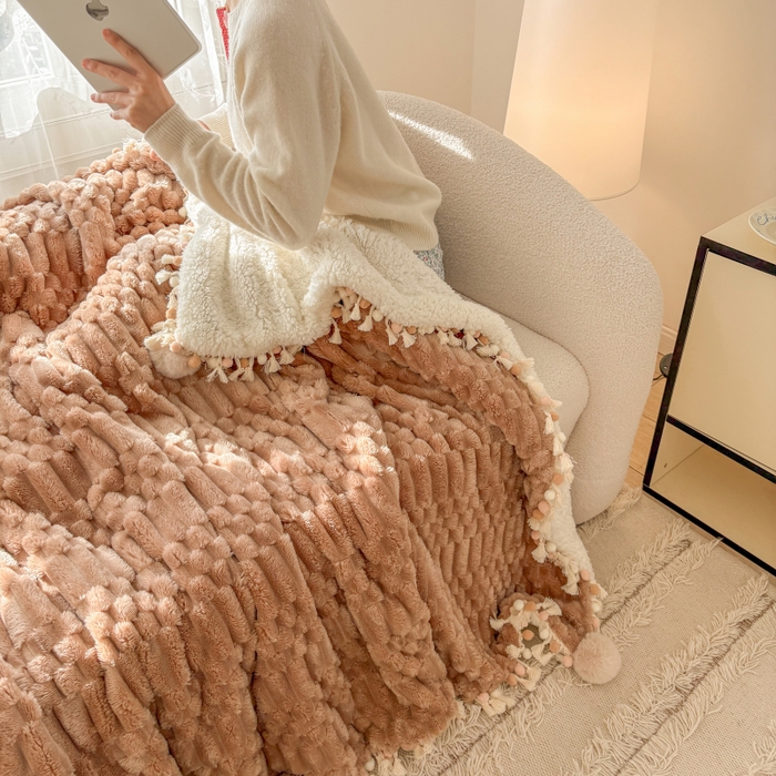 91家纺网 家纺一手货源 找家纺 潮邦创意家居 2025新款 奶芙绒流苏球毛毯 焦糖咖