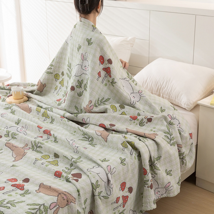 91家纺网 家纺一手货源 找家纺 乐家毛巾被（工厂自产自销） 2025春夏新款三层全棉纯棉印花毛巾被 蘑菇兔