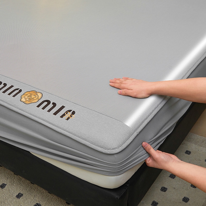 91家纺网 家纺一手货源 找家纺 全季家居 2025新款全季家居5A抗菌min系列凉感冰丝席 床笠-银灰