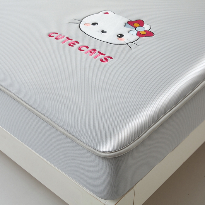 91家纺网 家纺一手货源 找家纺 全季家居 2025新款5A抗菌碳光卡通贴布系列冰丝席 床笠款-胖脸猫咪-银灰
