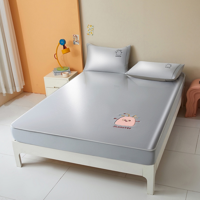 91家纺网 家纺一手货源 找家纺 全季家居 2025新款5A抗菌碳光卡通贴布系列冰丝席 床笠款-快乐精灵-银灰