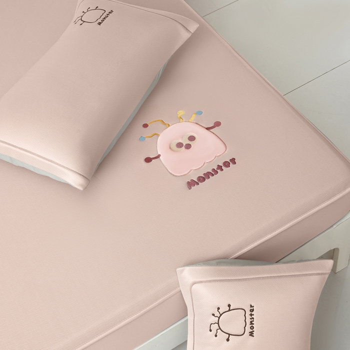 91家纺网 家纺一手货源 找家纺 全季家居 2025新款5A抗菌碳光卡通贴布系列冰丝席 床笠款-快乐精灵-淡粉