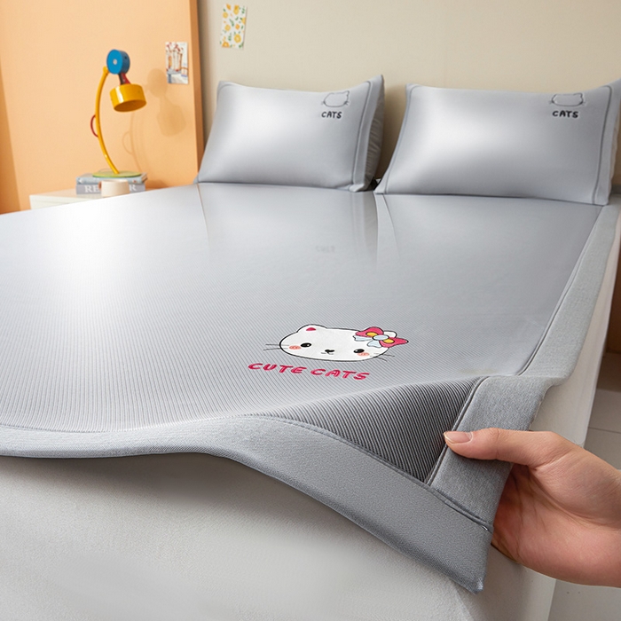 91家纺网 家纺一手货源 找家纺 全季家居 2025新款5A抗菌碳光卡通贴布系列冰丝席 床席款-胖脸猫咪-银灰