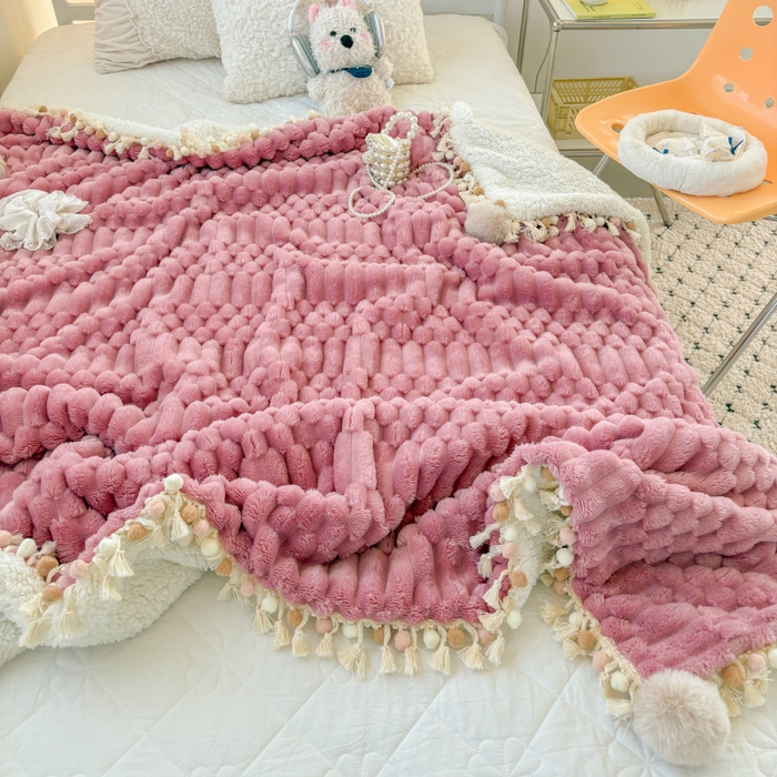 91家纺网 家纺一手货源 找家纺 潮邦创意家居 2025新款 奶芙绒流苏球毛毯 甜莓粉