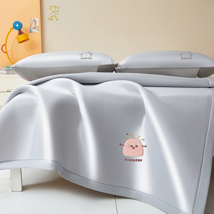 91家纺网 家纺一手货源 找家纺 全季家居 2025新款5A抗菌碳光卡通贴布系列冰丝席 床席款-快乐精灵-银灰