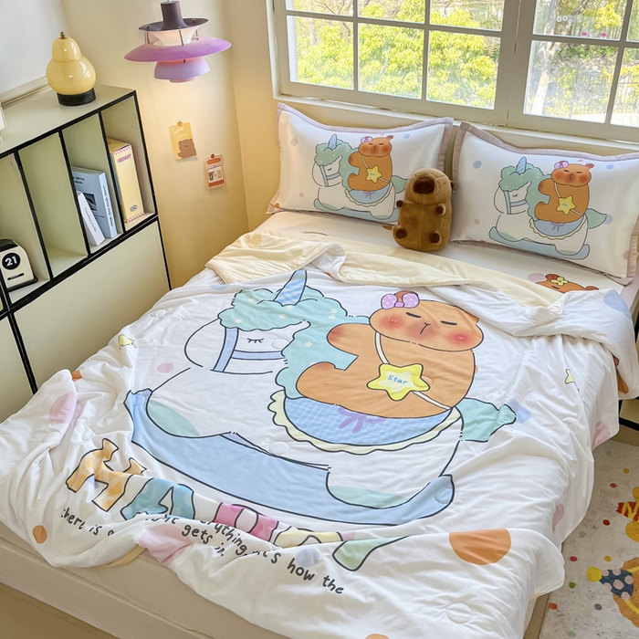 91家纺网 家纺一手货源 找家纺 博雅 2025新款A类大版数码印花冰丝凉席可组合凉感丝夏被-卡皮巴拉 木马卡皮巴拉