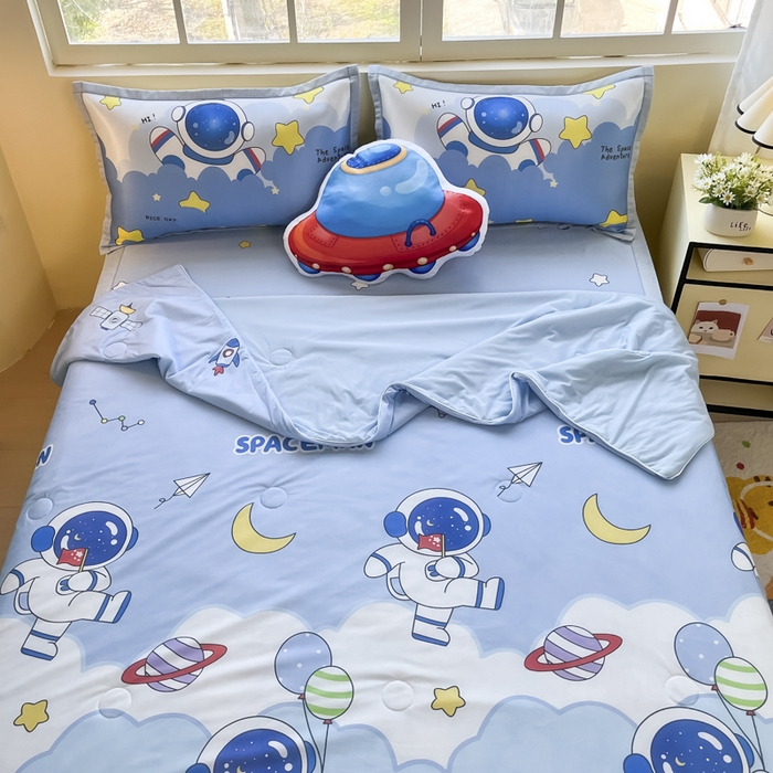 91家纺网 家纺一手货源 找家纺 博雅 2025新款A类大版数码印花冰丝凉席可组合凉感丝夏被-宇航员 太空漫步