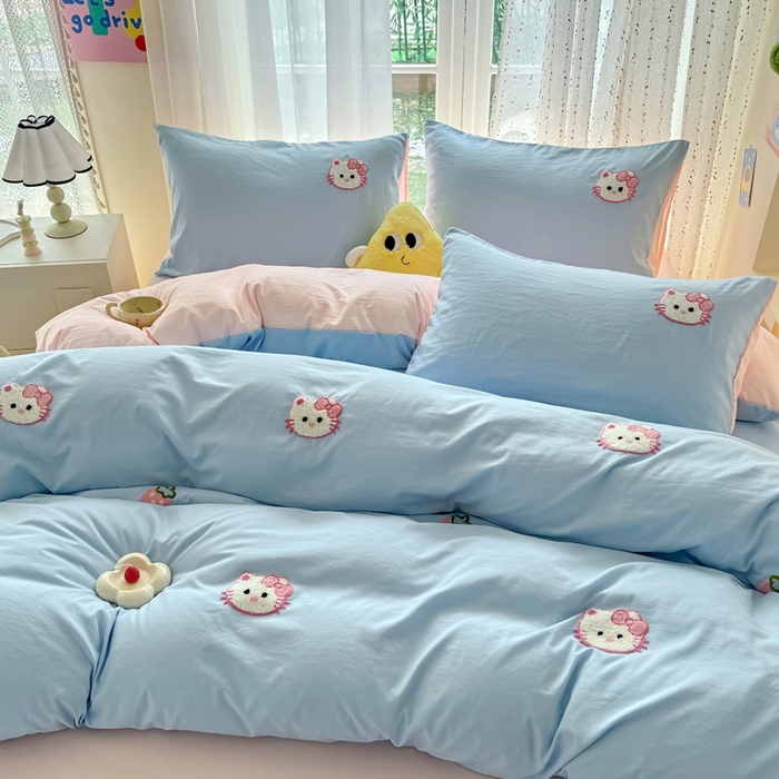 91家纺网 家纺一手货源 找家纺 优卡迪家纺馆 2025新款水洗棉毛巾绣四件套（下载文件夹包含买家秀） 草莓KT-天蓝