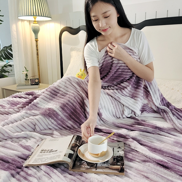 91家纺网 家纺一手货源 找家纺 巴木赫2025新款200g水墨印染抽条毛毯毯子 紫色