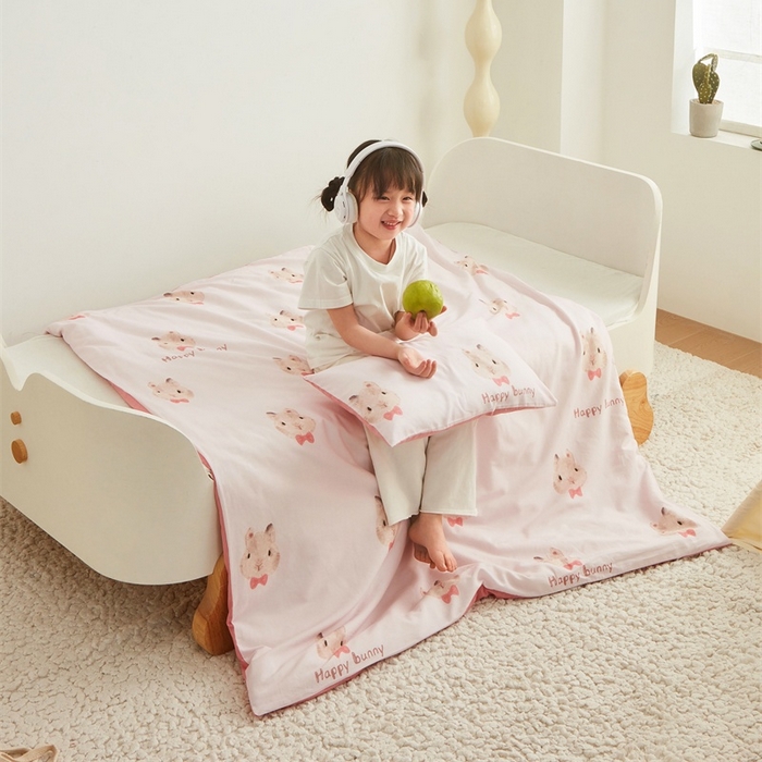 91家纺网 家纺一手货源 找家纺 艾佳宝贝 2025新款A类儿童全棉多功能单被套可拆式夏被四季被子 乖萌甜兔