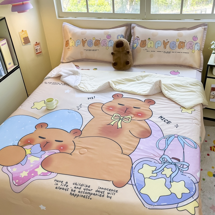 91家纺网 家纺一手货源 找家纺 博雅 2025新款A类大版数码印花冰丝凉席可组合凉感丝夏被-卡皮巴拉 许愿瓶卡皮巴拉