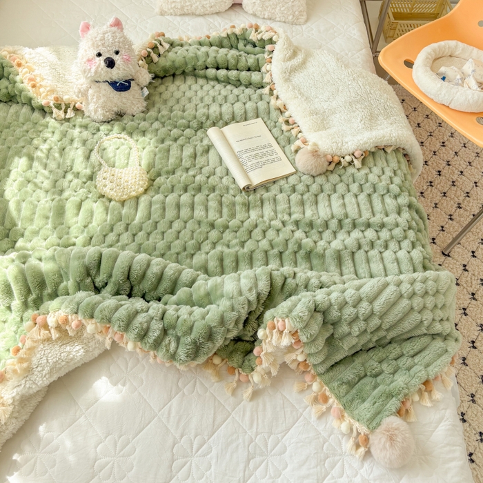 91家纺网 家纺一手货源 找家纺 潮邦创意家居 2025新款 奶芙绒流苏球毛毯 薄荷绿