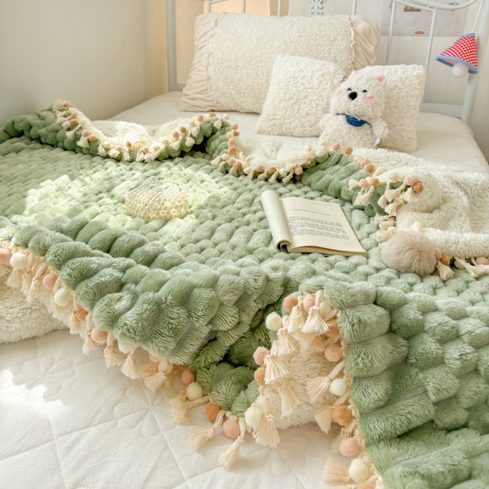 91家纺网 家纺一手货源 找家纺 潮邦创意家居 2025新款 奶芙绒流苏球毛毯 薄荷绿