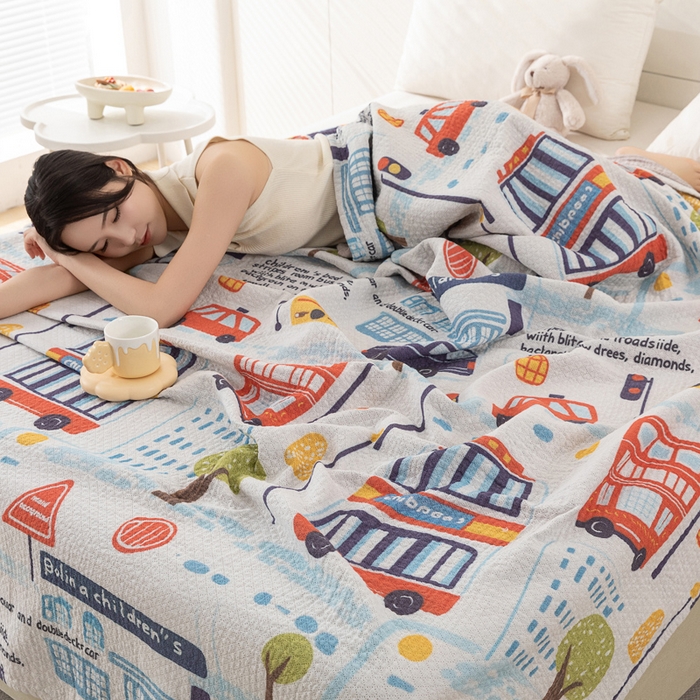 91家纺网 家纺一手货源 找家纺 乐家毛巾被（工厂自产自销） 2025春夏新款三层全棉纯棉印花毛巾被 卡通车