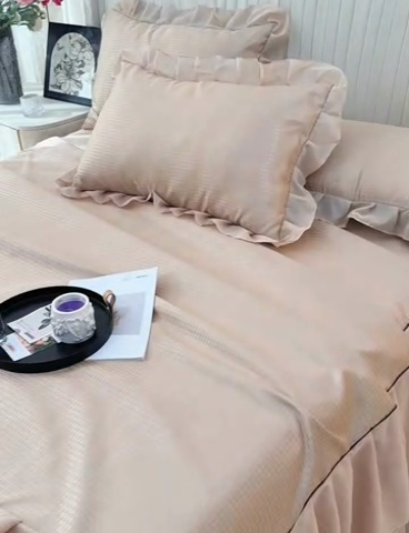 91家纺网 家纺一手货源 找家纺 家之硕家纺 2025新款冰丝凉席床裙款三件套 卡其色