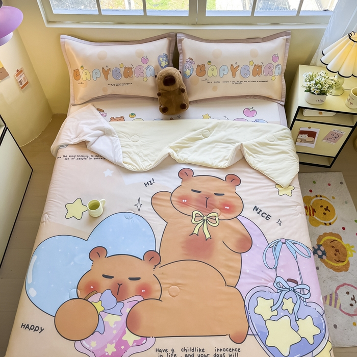 91家纺网 家纺一手货源 找家纺 博雅 2025新款A类大版数码印花冰丝凉席可组合凉感丝夏被-卡皮巴拉 许愿瓶卡皮巴拉