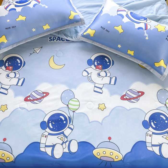 91家纺网 家纺一手货源 找家纺 博雅 2025新款A类大版数码印花冰丝凉席可组合凉感丝夏被-宇航员 太空漫步