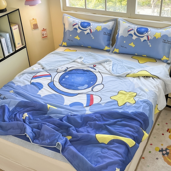 91家纺网 家纺一手货源 找家纺 博雅 2025新款A类大版数码印花冰丝凉席可组合凉感丝夏被-宇航员 梦想宇航员