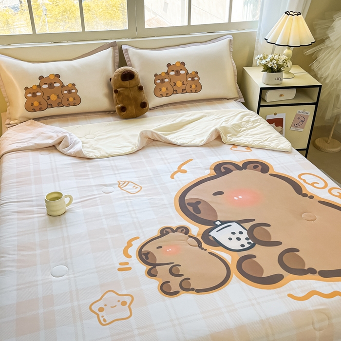 91家纺网 家纺一手货源 找家纺 （总）博雅 2025新款A类大版数码印花冰丝凉席可组合凉感丝夏被-卡皮巴拉