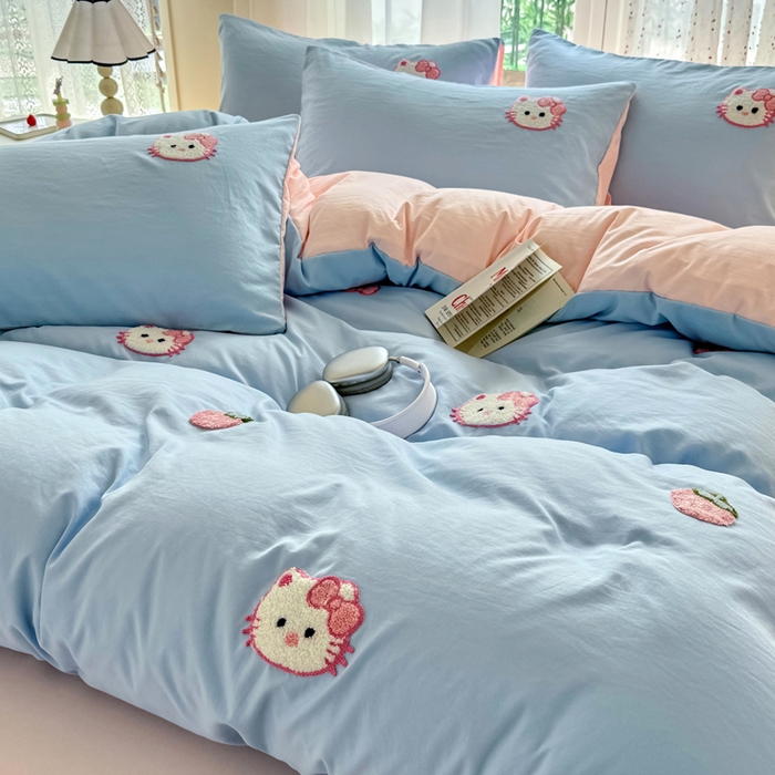 91家纺网 家纺一手货源 找家纺 优卡迪家纺馆 2025新款水洗棉毛巾绣四件套（下载文件夹包含买家秀） 草莓KT-天蓝