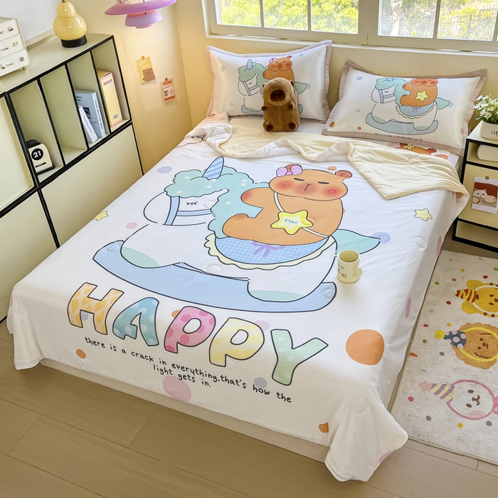 91家纺网 家纺一手货源 找家纺 博雅 2025新款A类大版数码印花冰丝凉席可组合凉感丝夏被-卡皮巴拉 木马卡皮巴拉