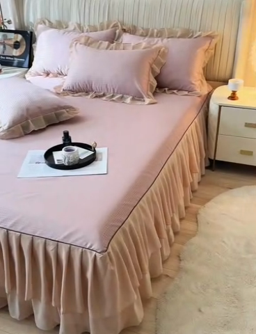 91家纺网 家纺一手货源 找家纺 家之硕家纺 2025新款冰丝凉席床裙款三件套 浅豆沙