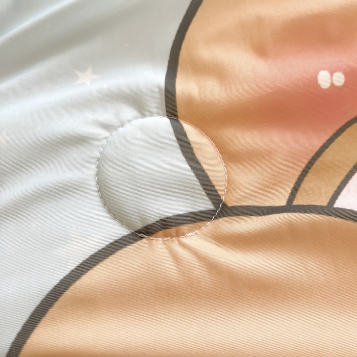 91家纺网 家纺一手货源 找家纺 博雅 2025新款A类大版数码印花冰丝凉席可组合凉感丝夏被-卡皮巴拉 许愿瓶卡皮巴拉