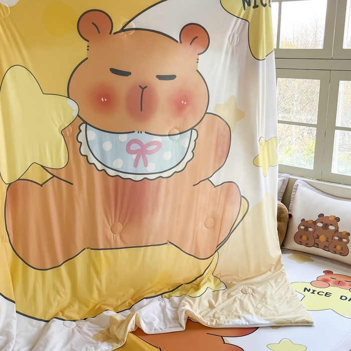 91家纺网 家纺一手货源 找家纺 博雅 2025新款A类大版数码印花冰丝凉席可组合凉感丝夏被-卡皮巴拉 月亮卡皮巴拉