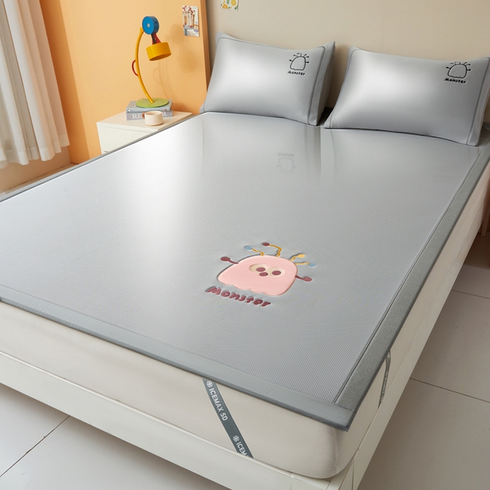 91家纺网 家纺一手货源 找家纺 全季家居 2025新款5A抗菌碳光卡通贴布系列冰丝席 床席款-快乐精灵-银灰