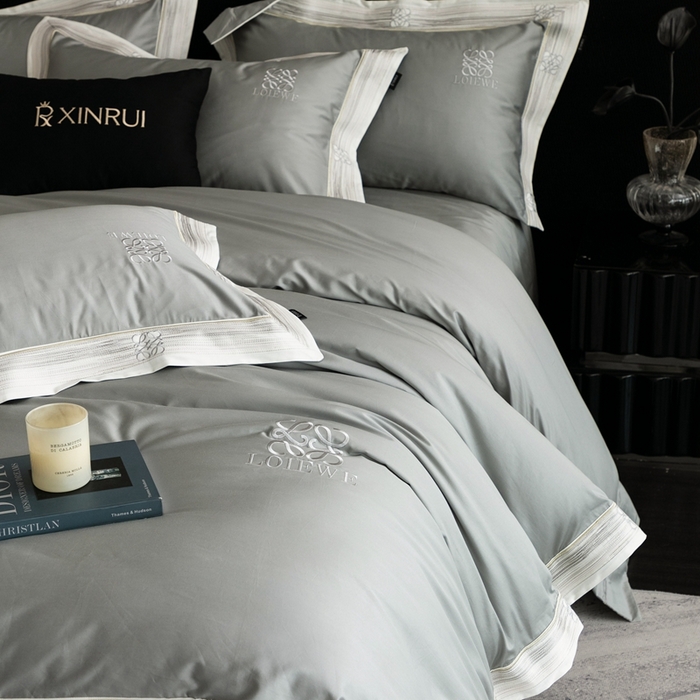 91家纺网 家纺一手货源 找家纺 馨蕊家居 2025新款100s高奢典藏简约全棉系列四件套-棉罗莎 棉罗莎-高级灰