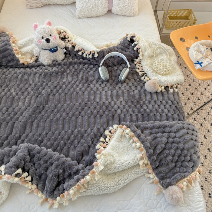 91家纺网 家纺一手货源 找家纺 潮邦创意家居 2025新款 奶芙绒流苏球毛毯 深暮灰