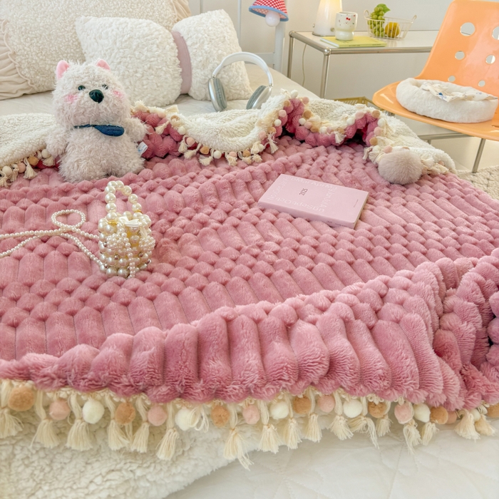 91家纺网 家纺一手货源 找家纺 潮邦创意家居 2025新款 奶芙绒流苏球毛毯 甜莓粉