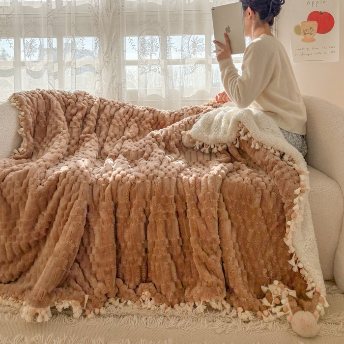 91家纺网 家纺一手货源 找家纺 潮邦创意家居 2025新款 奶芙绒流苏球毛毯 焦糖咖