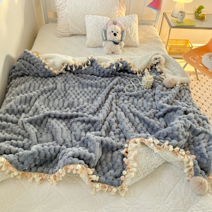 91家纺网 家纺一手货源 找家纺 潮邦创意家居 2025新款 奶芙绒流苏球毛毯 浅蓝灰